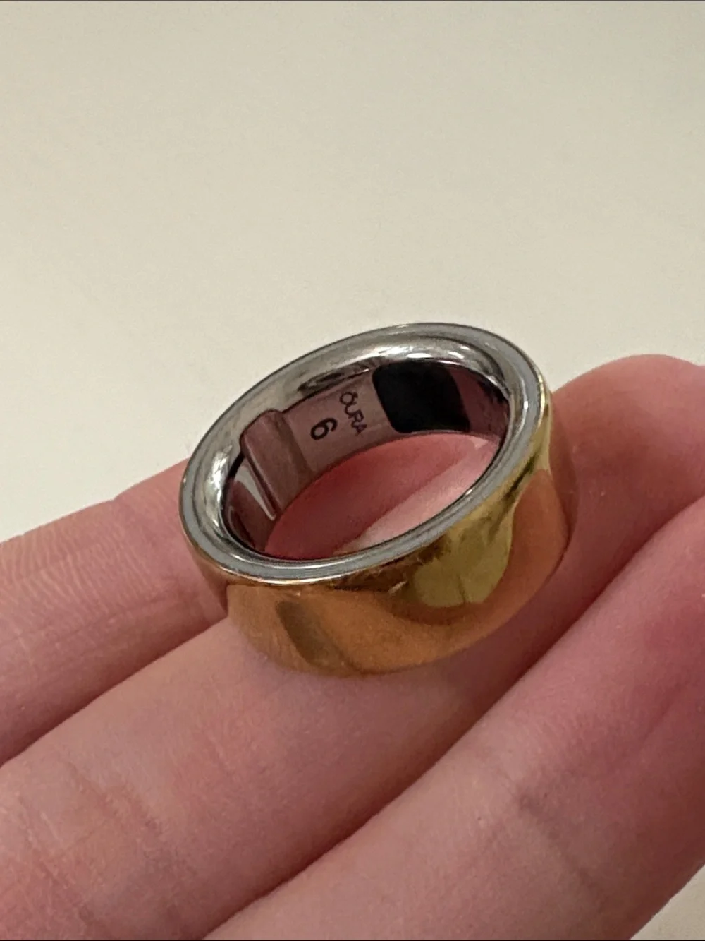 Oura Smart Ring & Charger in Gold size 6